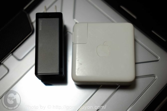 Macbookの電源アダプタと小型アダプタ