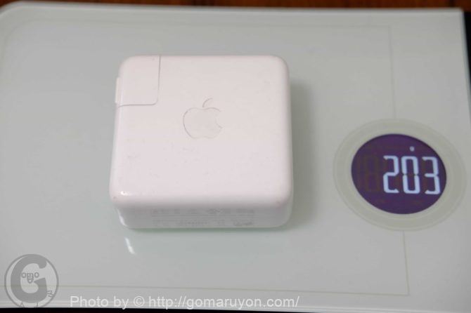 Macbookの電源アダプタの重量